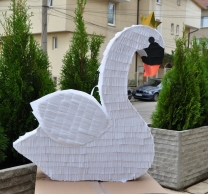 Пинята фигура Лебед / Pinata Swan